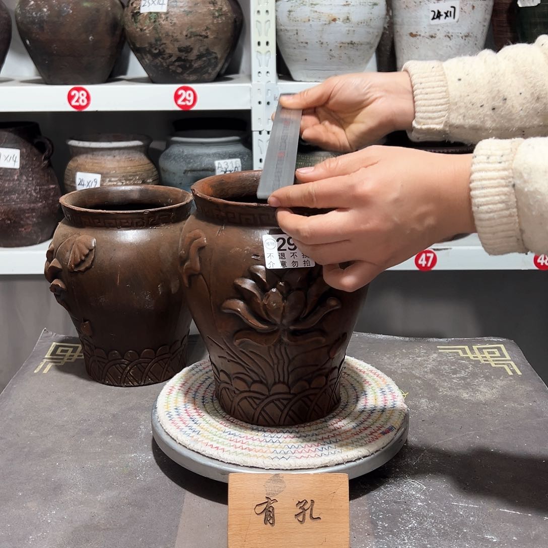 红陶瑕疵297浮雕花有孔有孔