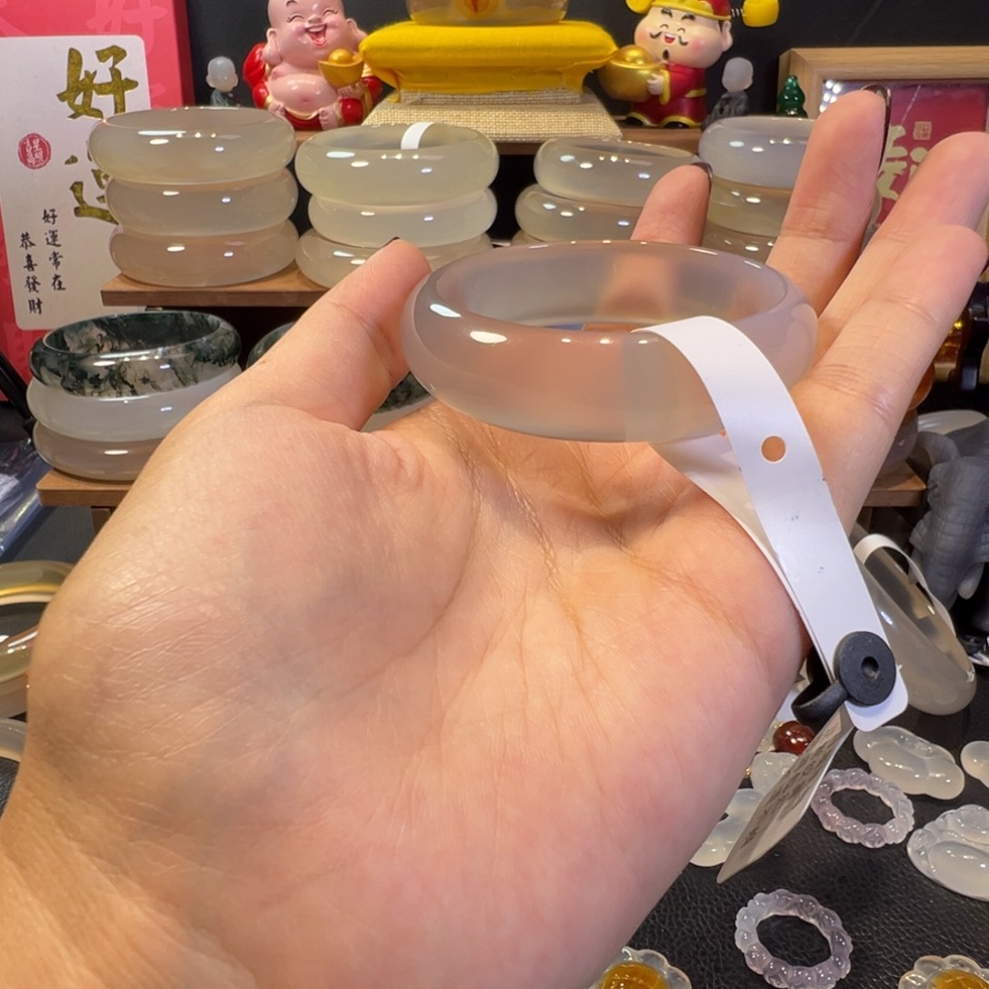 哼****玛瑙/玉髓手镯未镶嵌