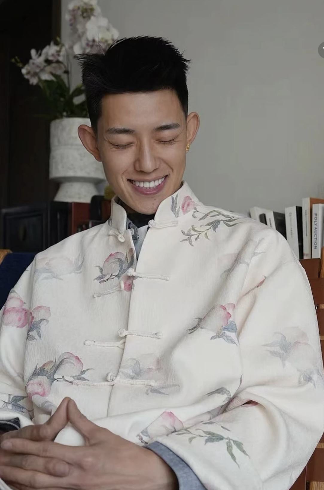 新中式立领：白色蟠桃图案唐装凸显复古古风风格