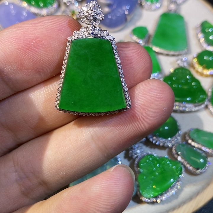 翡翠18K金镶嵌颈饰