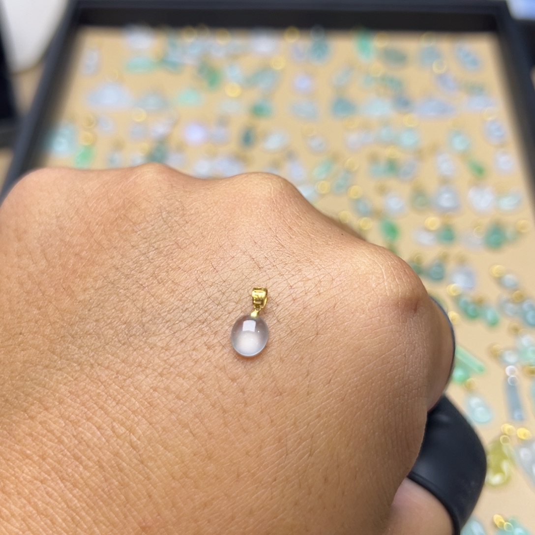 颈饰18K金镶嵌翡翠蛋面吊坠