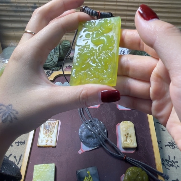 娃***娃蛇纹石玉未镶嵌龙牌