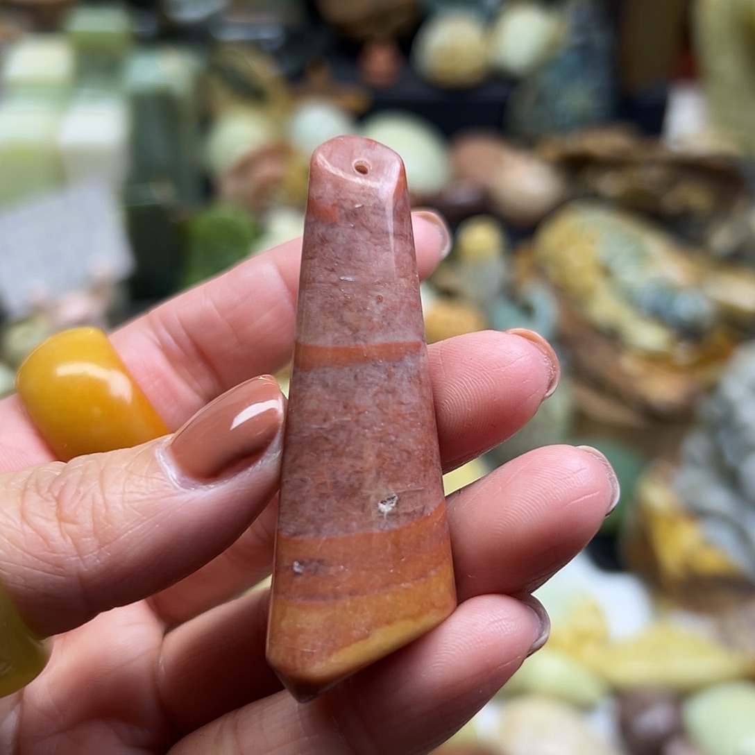 岫玉未镶嵌颈饰辽阳红有瑕