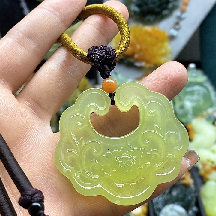 蛇纹石玉挂件未镶嵌