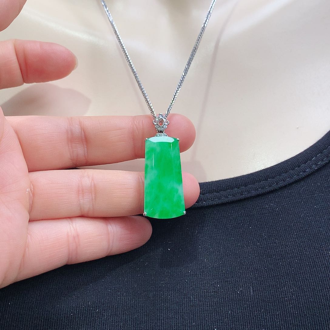 翡翠颈饰18K金镶嵌无事牌