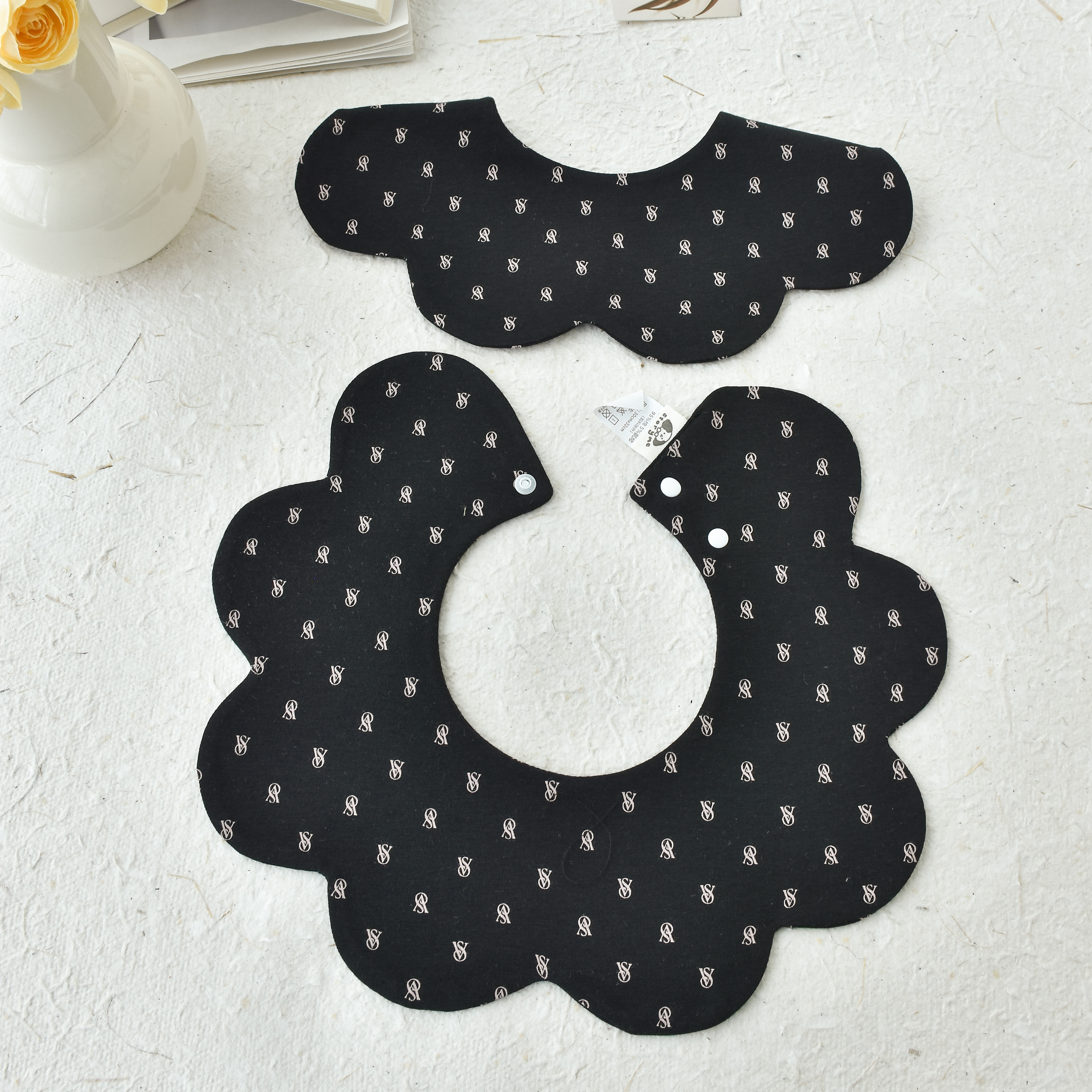 [y369]黑底小字母口水巾围兜新生儿防吐奶柔软透气可爱ins风