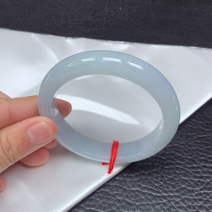 翡翠手镯未镶嵌。