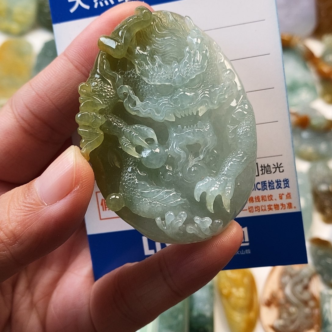 翡翠未镶嵌颈饰龙