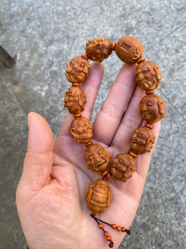 橄榄核老铁核雕刻须派十八罗汉。尺寸1.85×2.2