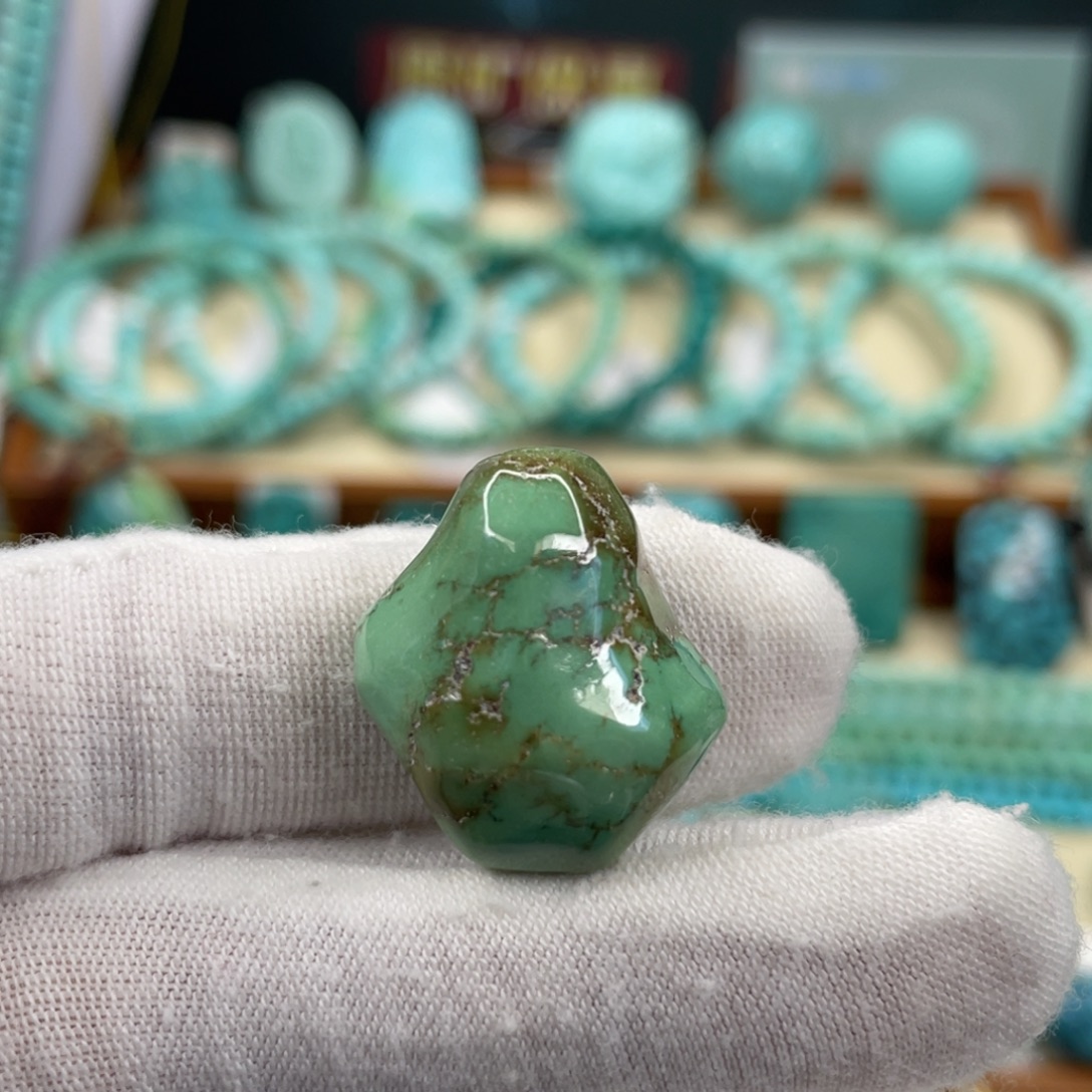 绿松石未镶嵌颈饰