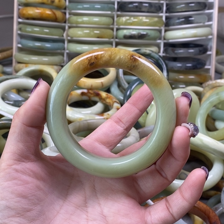 蛇纹石玉手镯未镶嵌