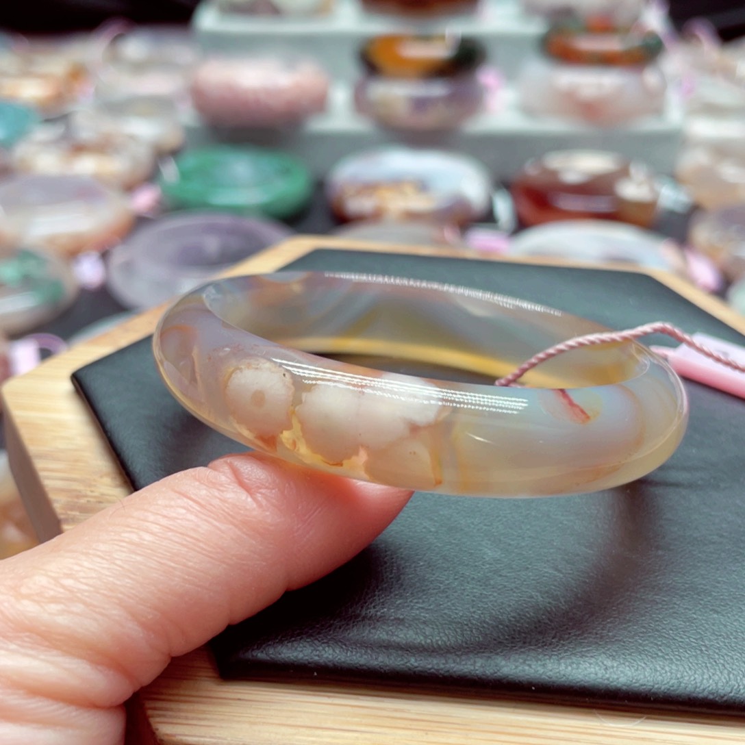 玛瑙/玉髓手镯未镶嵌聚*财1