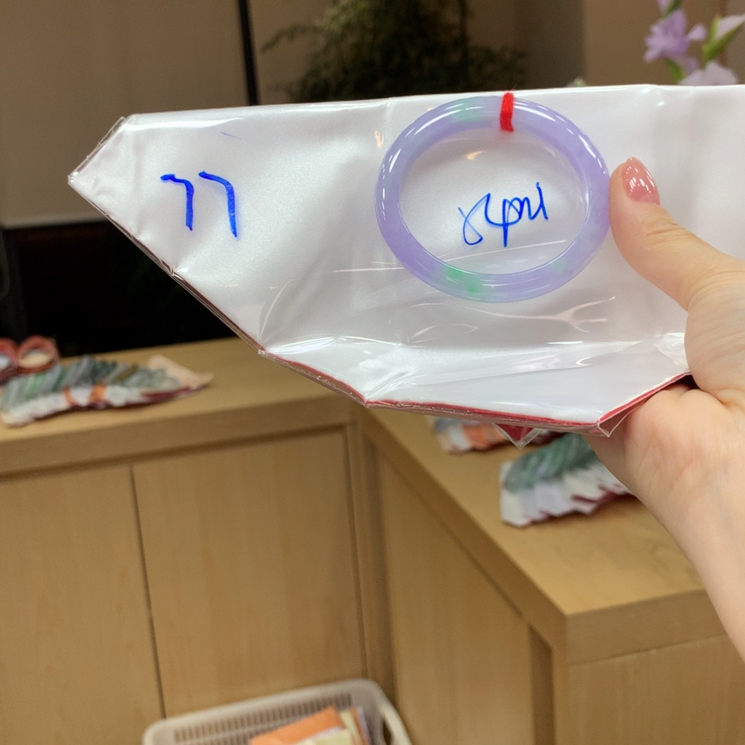 翡翠手镯未镶嵌不退不换