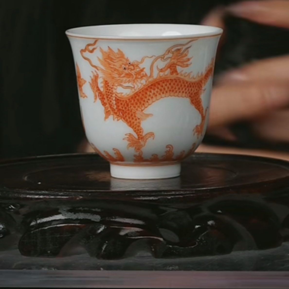 Y矾红彩云龙纹杯