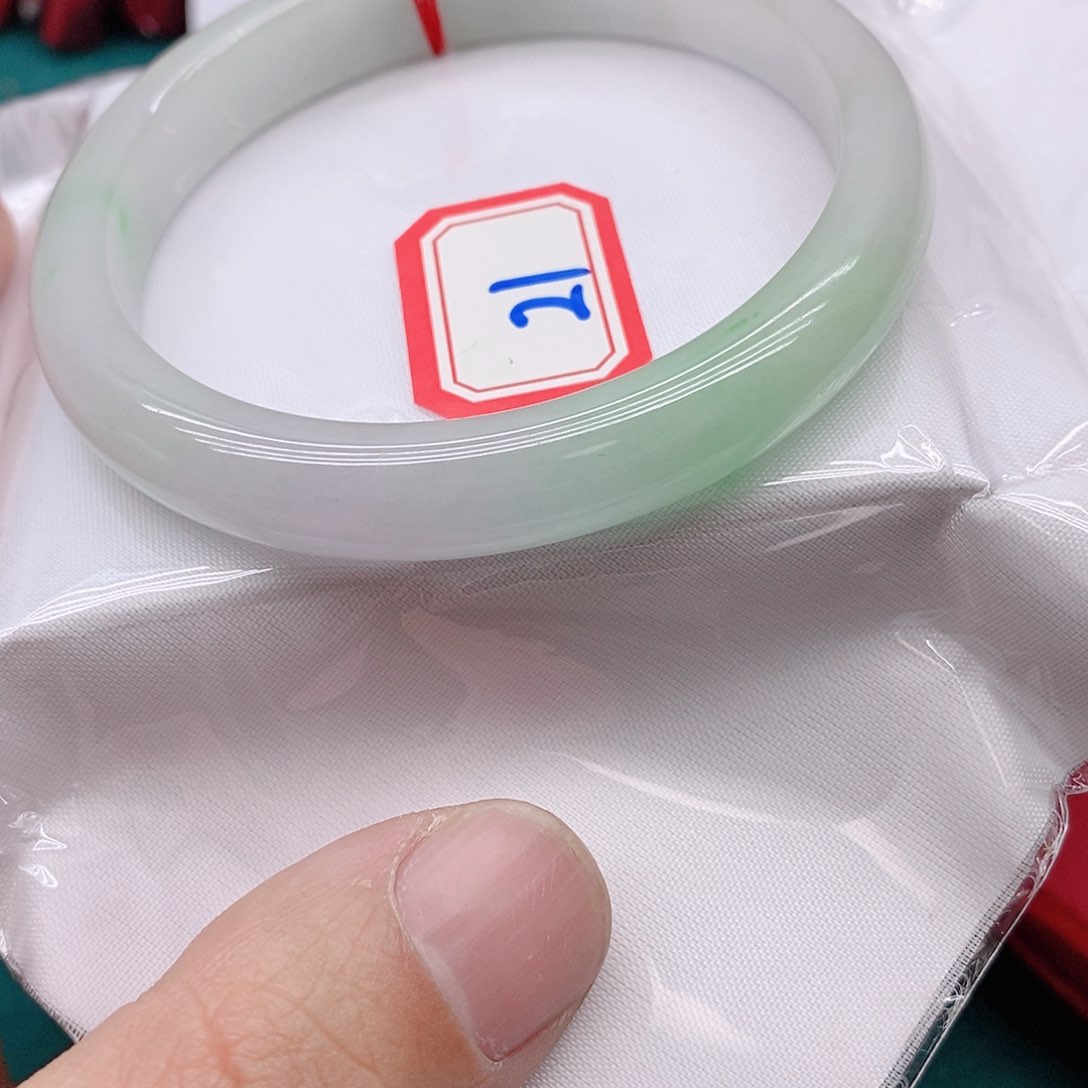 翡翠手镯未镶嵌达*溜211111111111