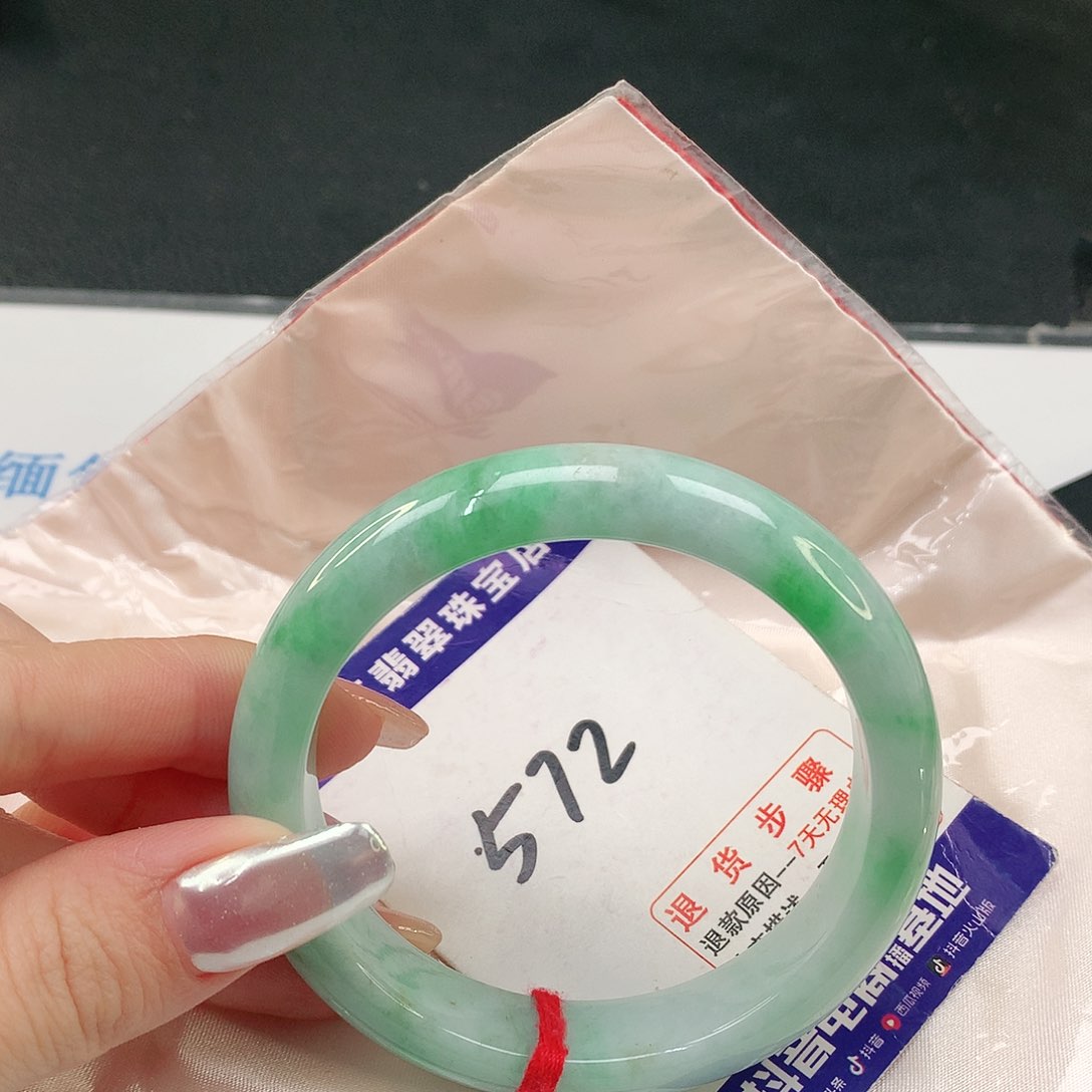 翡翠手镯未镶嵌翡翠手镯