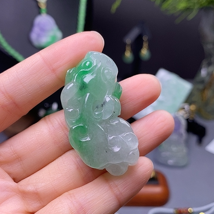 翡翠未镶嵌吊坠(赠链)
