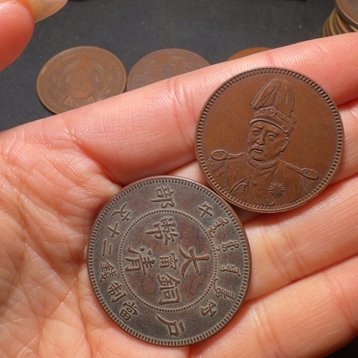 A***)两个铜币工艺品摆件