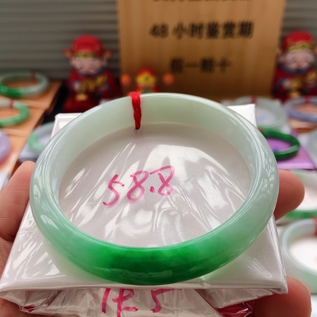 翡翠手镯未镶嵌今****吗手镯