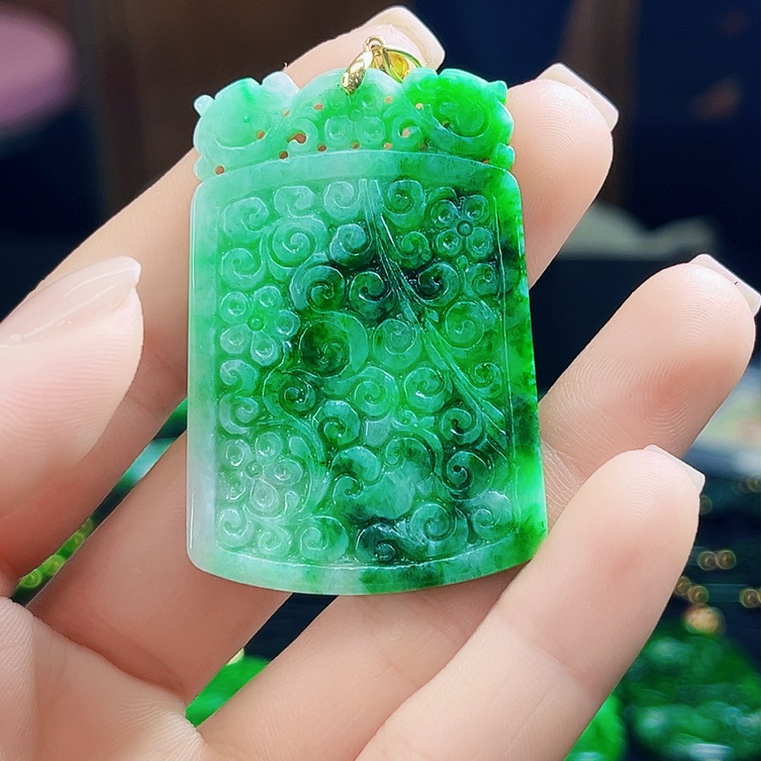 颈饰18K金镶嵌翡翠多样性