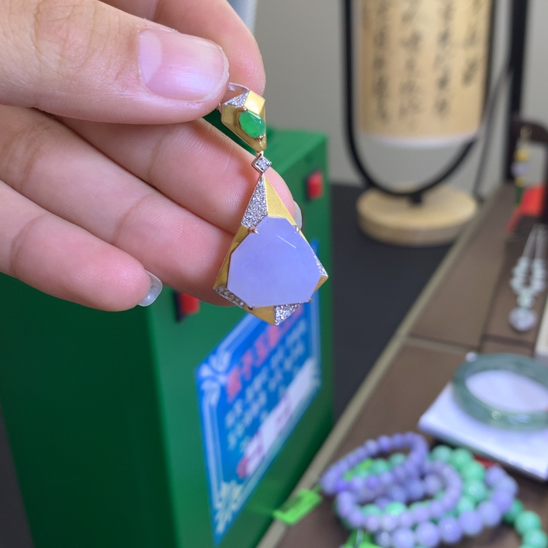 翡翠颈饰18K金镶嵌翡翠