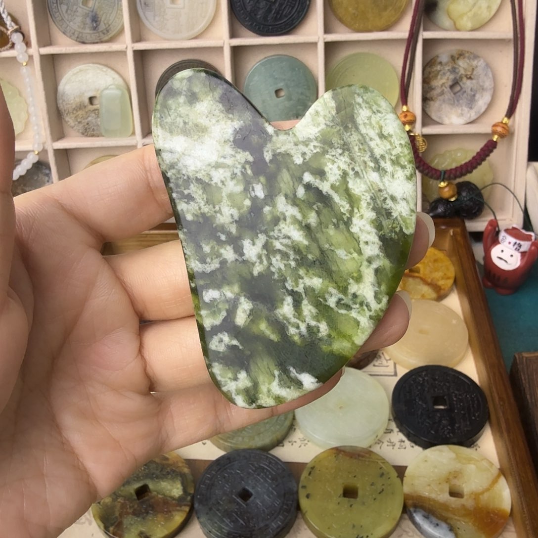 未镶嵌岫玉颈饰?****