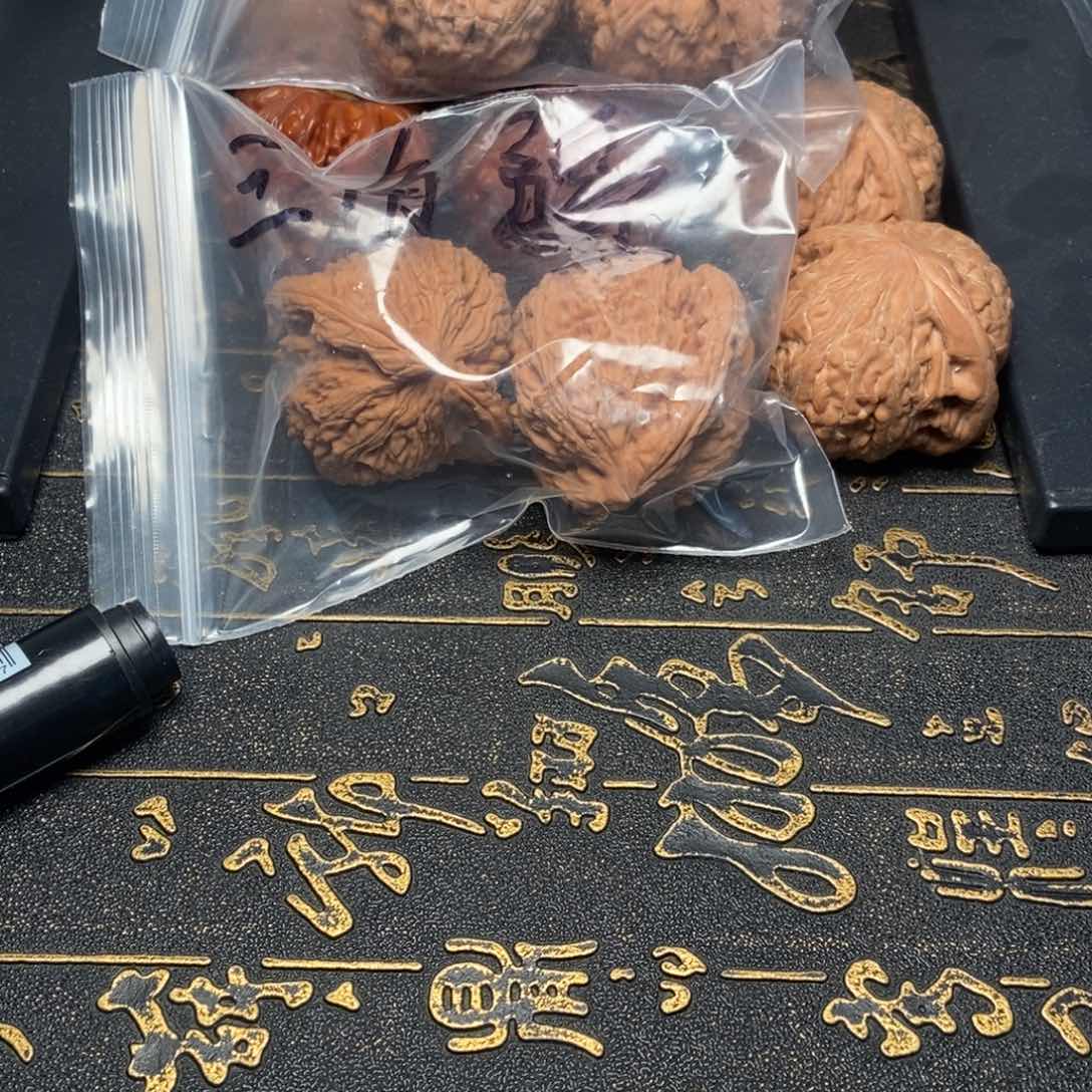 文玩核桃把件?*忘白狮子