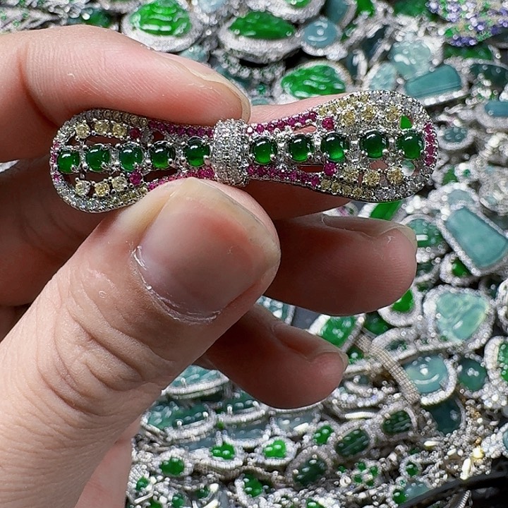 翡翠颈饰未镶嵌天然A货翡翠放漏