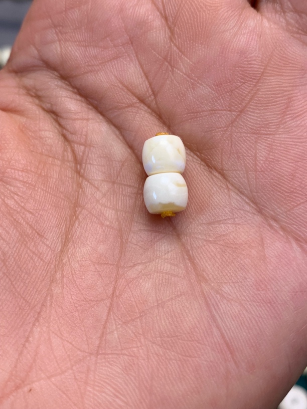瓷白满蜡妖花直切对珠7*6mm