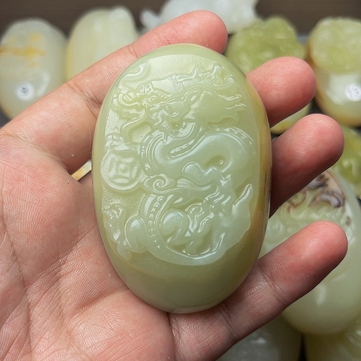 如***风石材方解石手把件龙