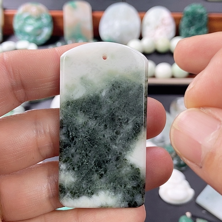 独山玉颈饰未镶嵌