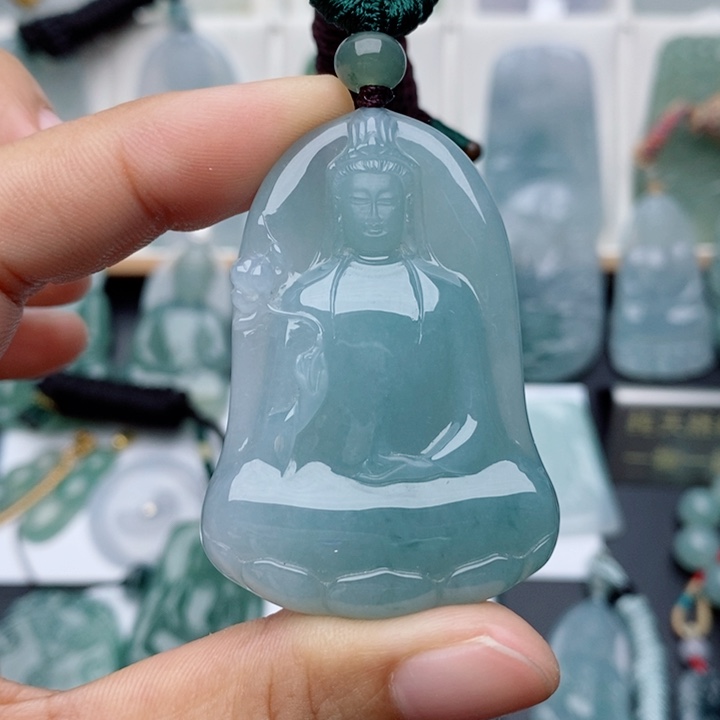张***龙翡翠未镶嵌颈饰大势至