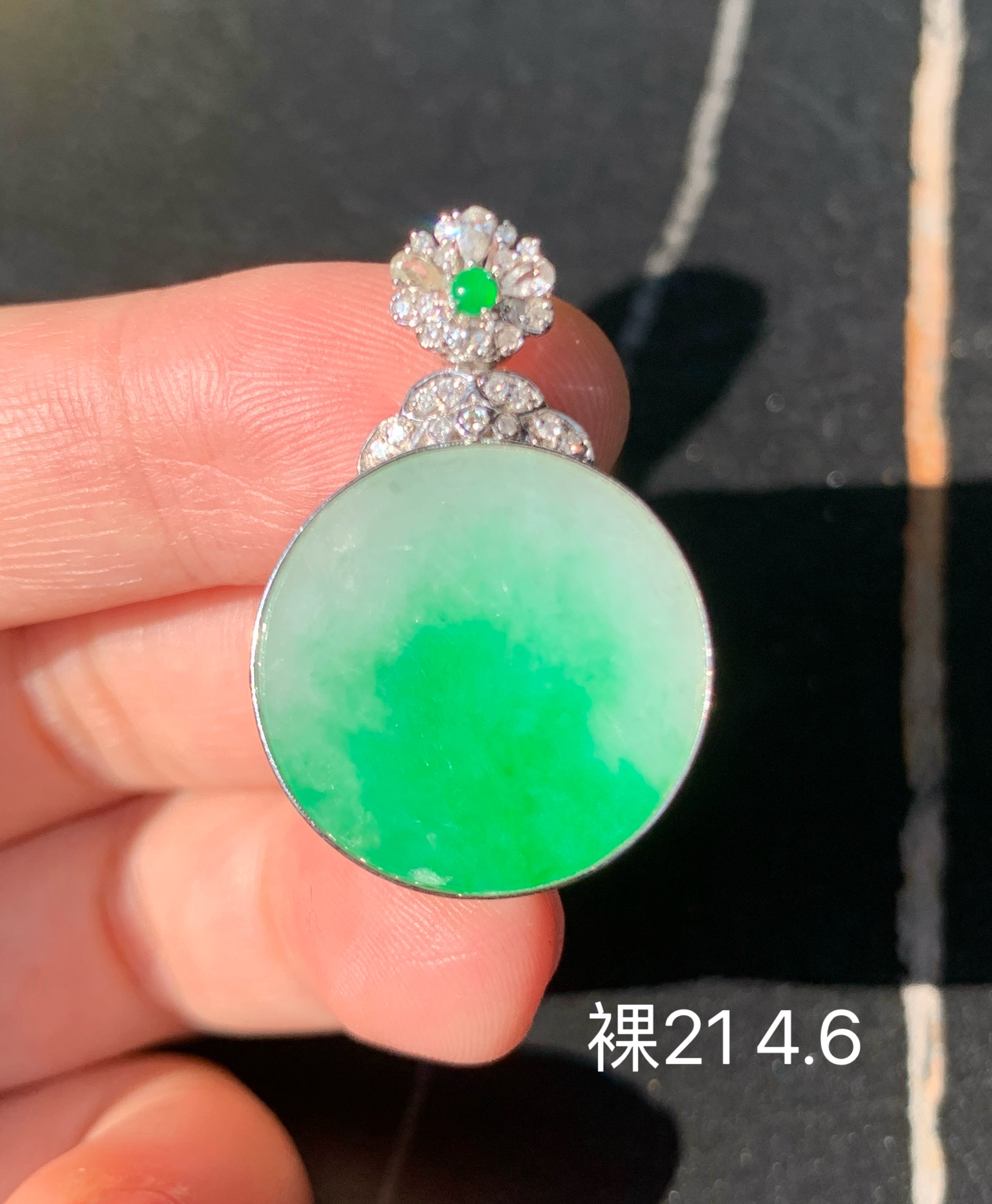 飘绿圆牌翡翠吊坠