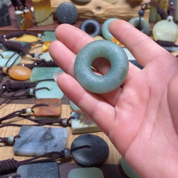 蛇纹石玉挂件未镶嵌