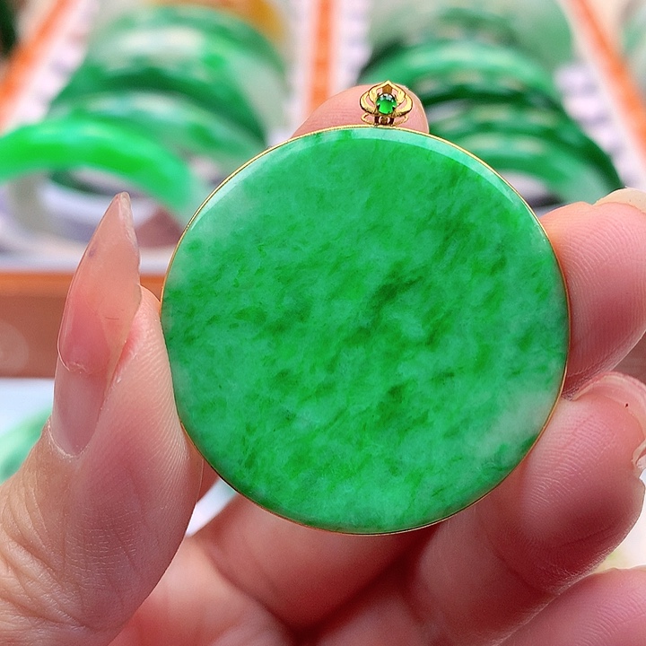 翡翠颈饰18K金镶嵌翡翠