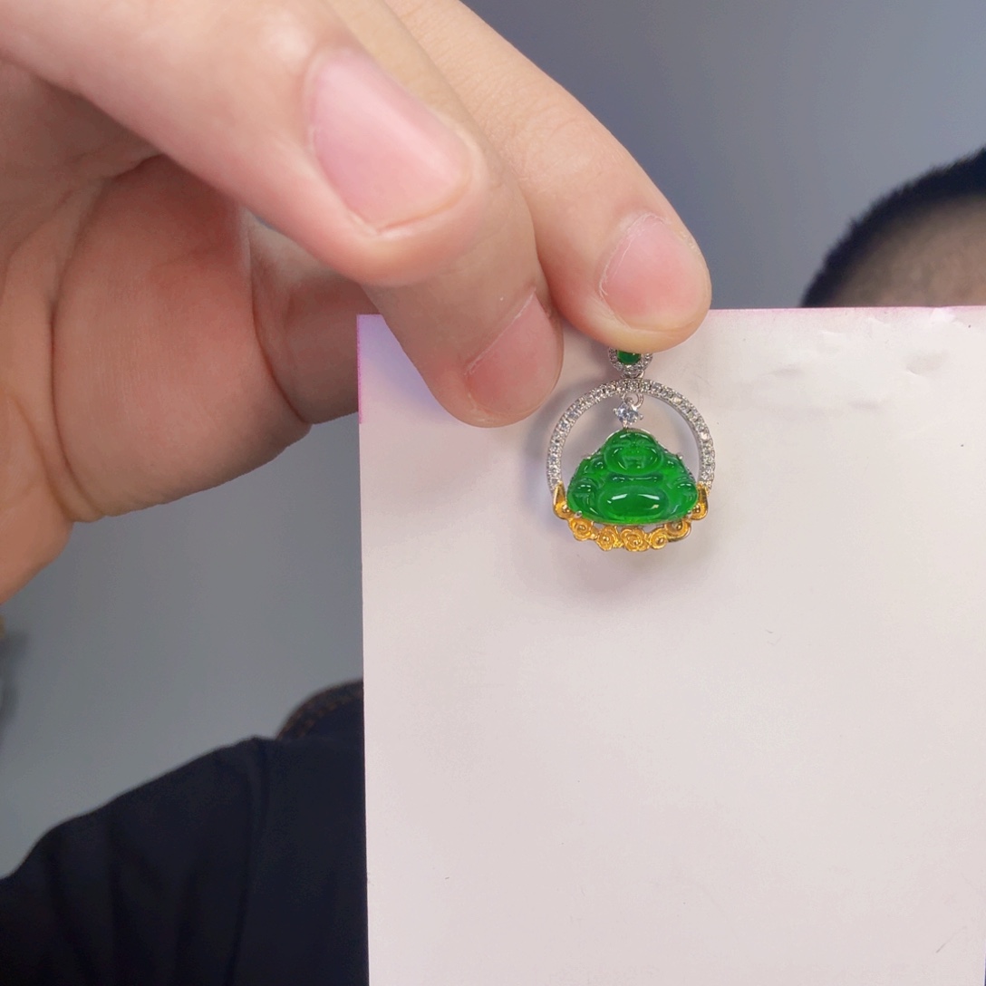 翡翠未镶嵌颈饰一件