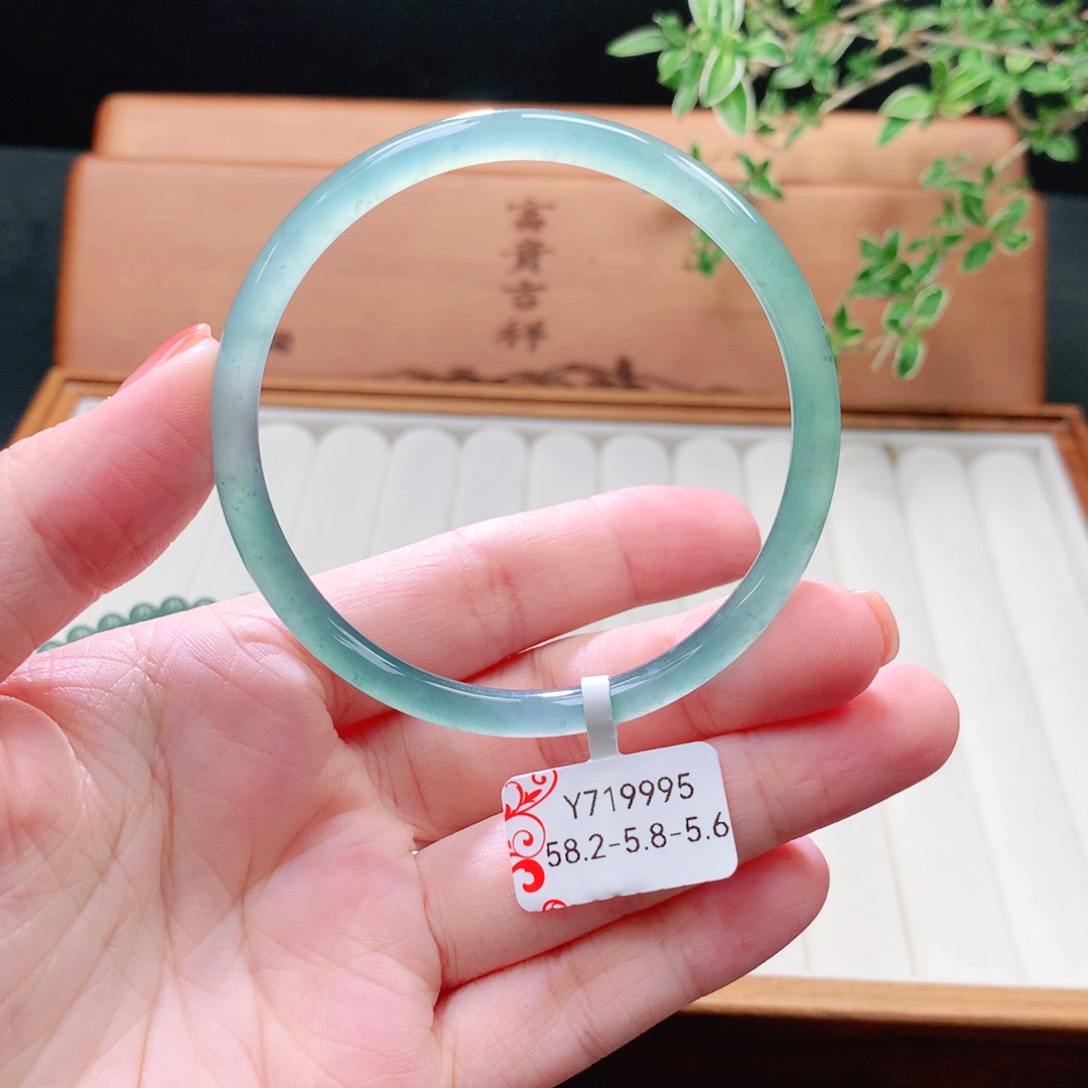 未镶嵌手镯（圆镯）翡翠