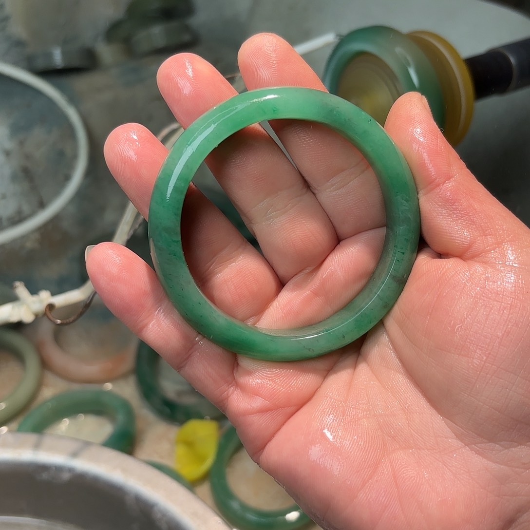 金***贵石英质玉（非洲翠）未镶嵌手镯