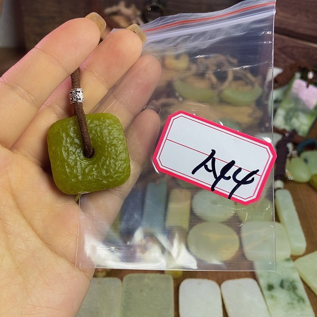 蛇纹石玉手链未镶嵌潘**?