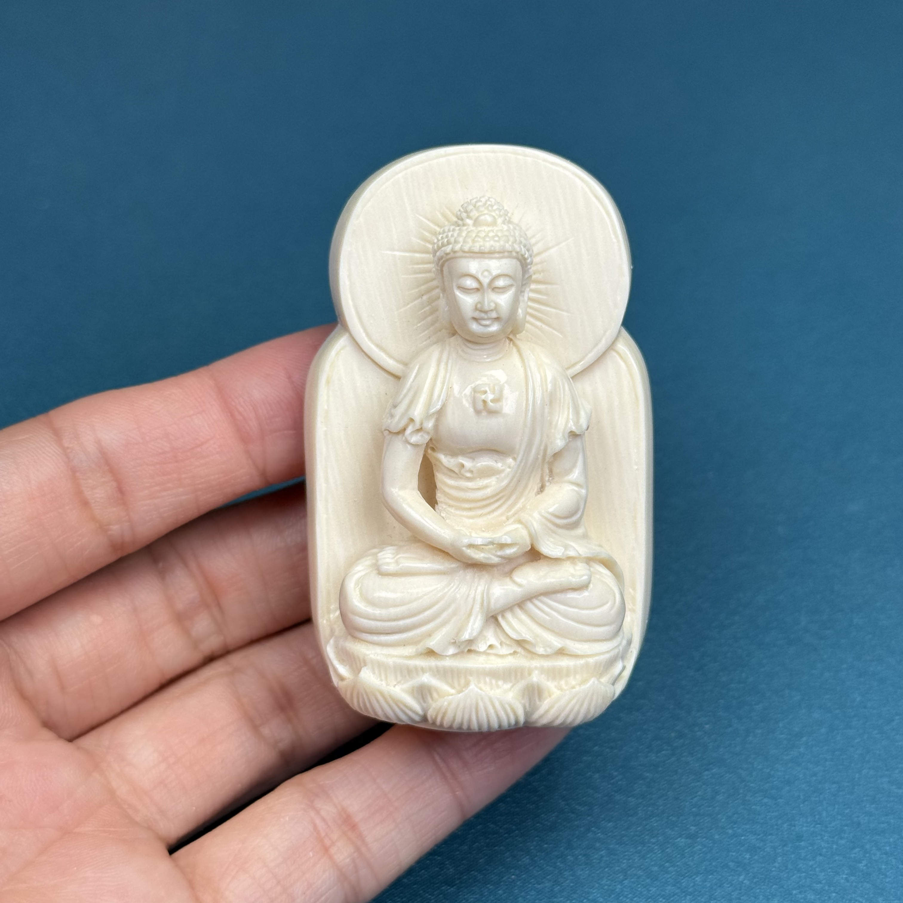 K9753天然猛犸牙雕刻阿弥陀佛 35x60x22mm 46克【京派大师-青松】