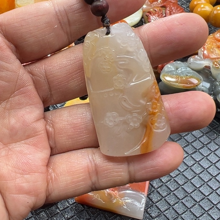 石英质玉（黄龙玉）颈饰未镶嵌小*合
