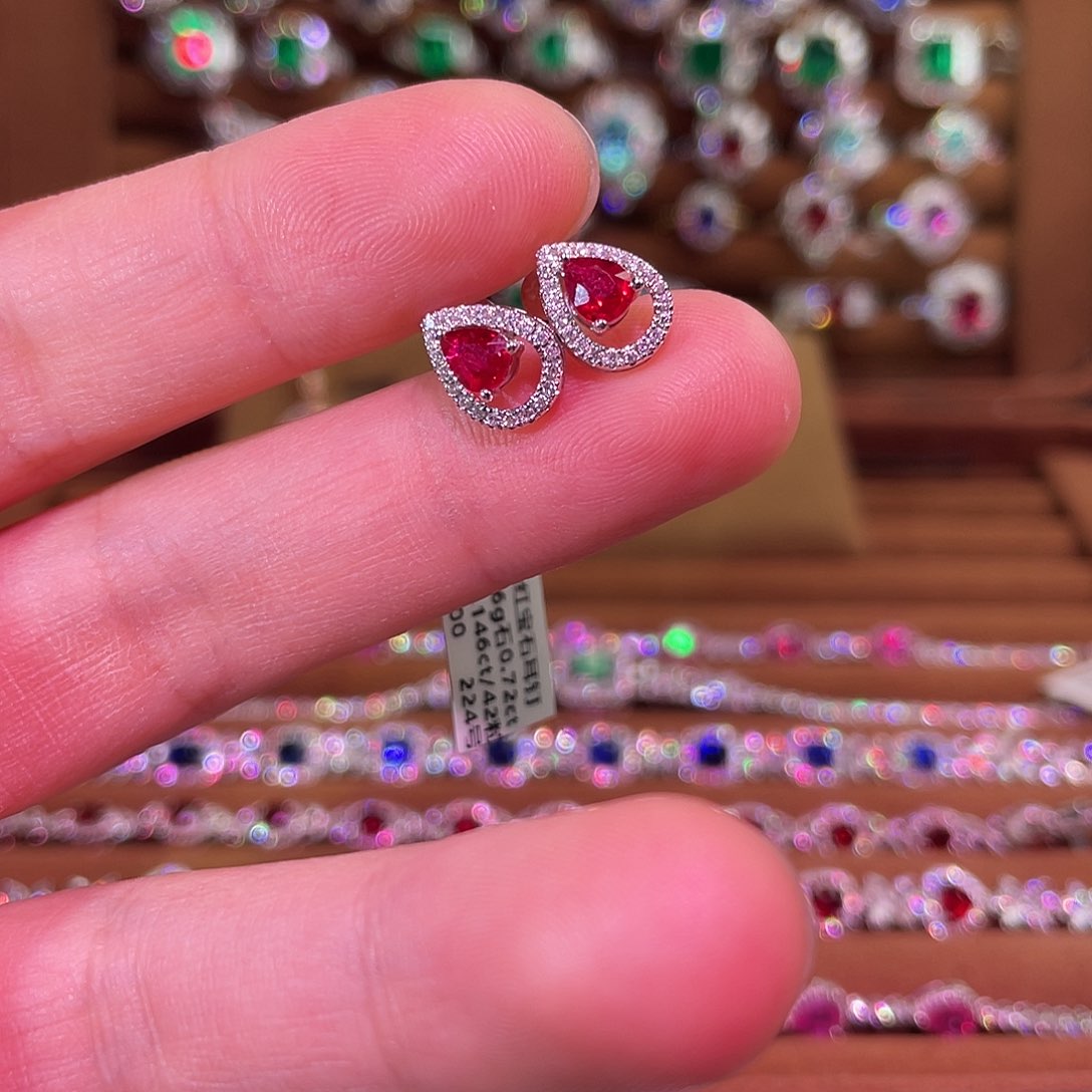 红宝石耳钉18K金镶嵌