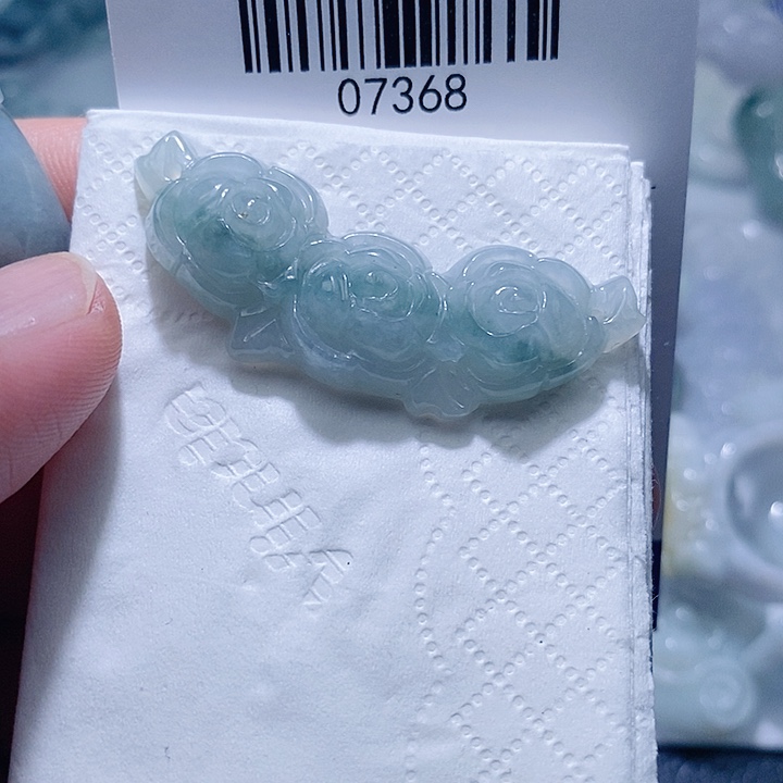 翡翠未镶嵌颈饰上