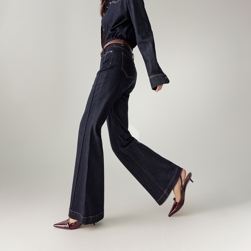 EP雅莹2026春夏新款女装 简约舒适棉弹力修身显瘦微喇牛仔裤J612A