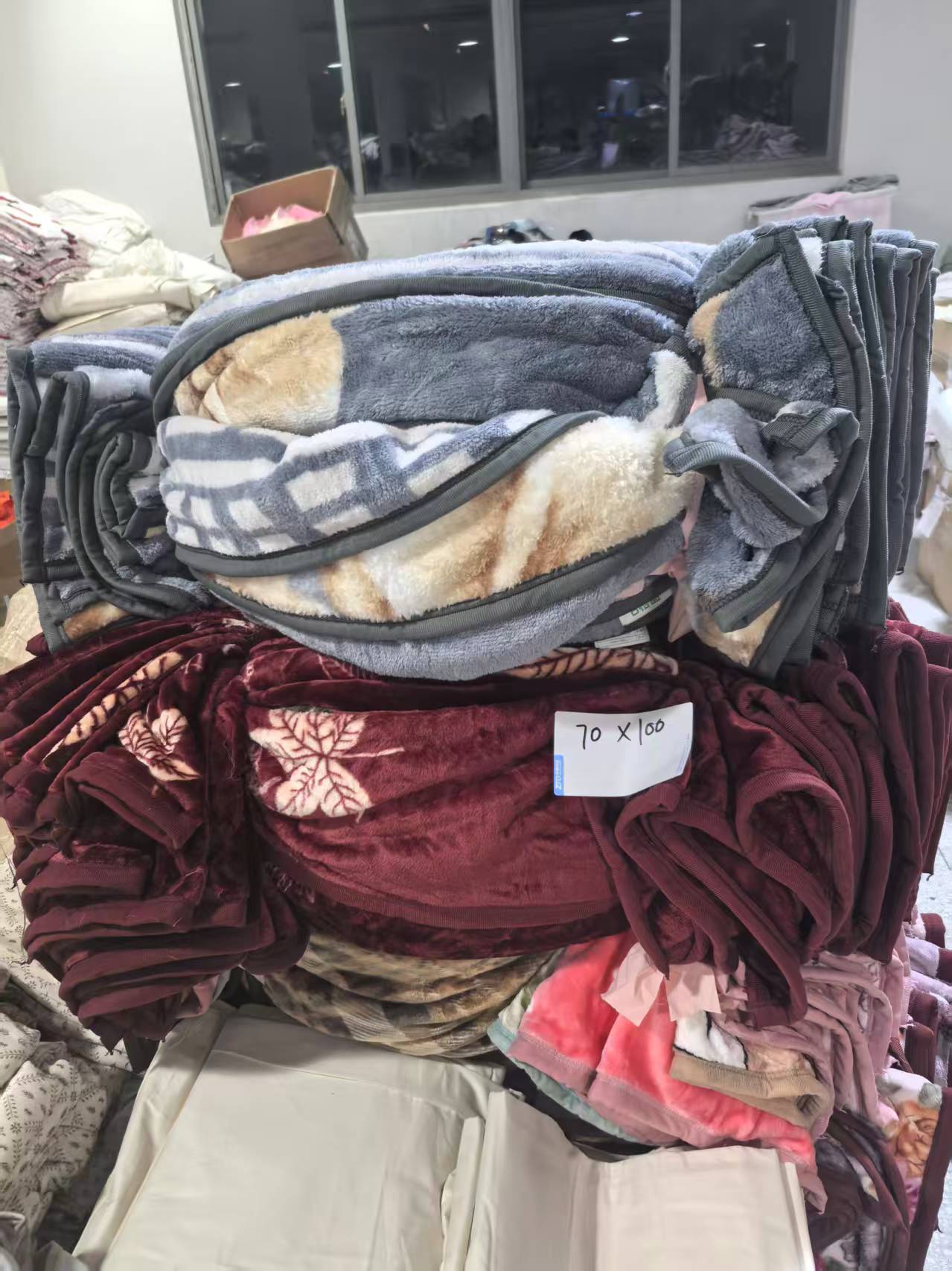 《厚广家》3楼70×100杂款盖腿加厚云毯 发3张，不挑色