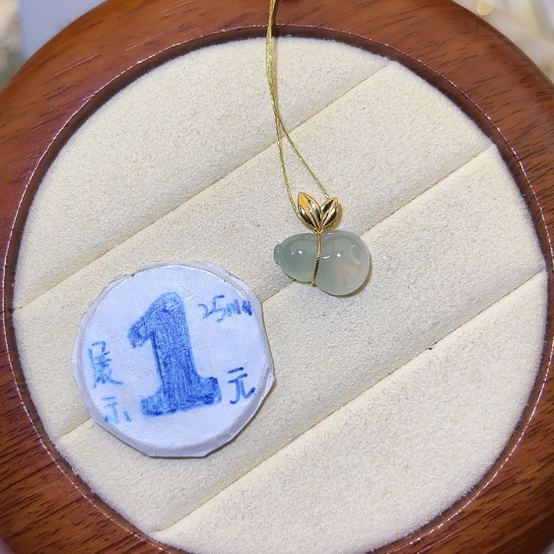 翡翠18K金镶嵌颈饰葫芦