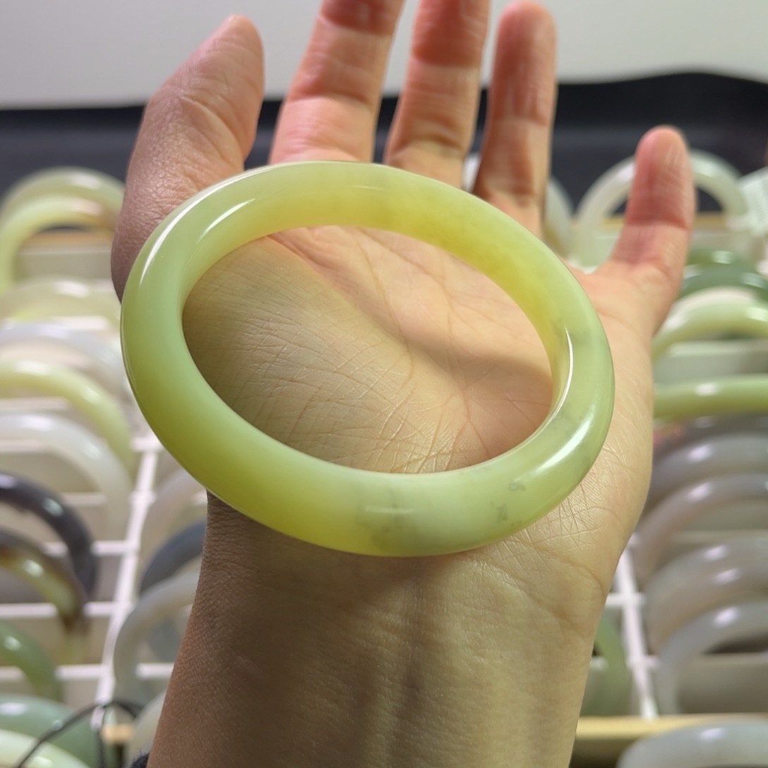 和田玉手镯56.6圈未镶嵌