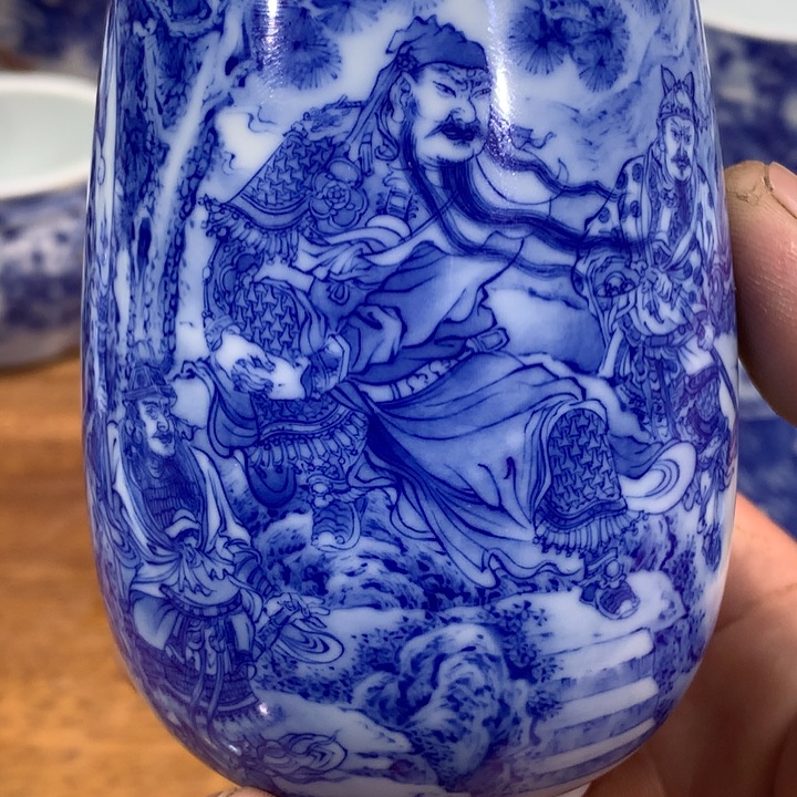 晓竹窑青花关羽擒将图