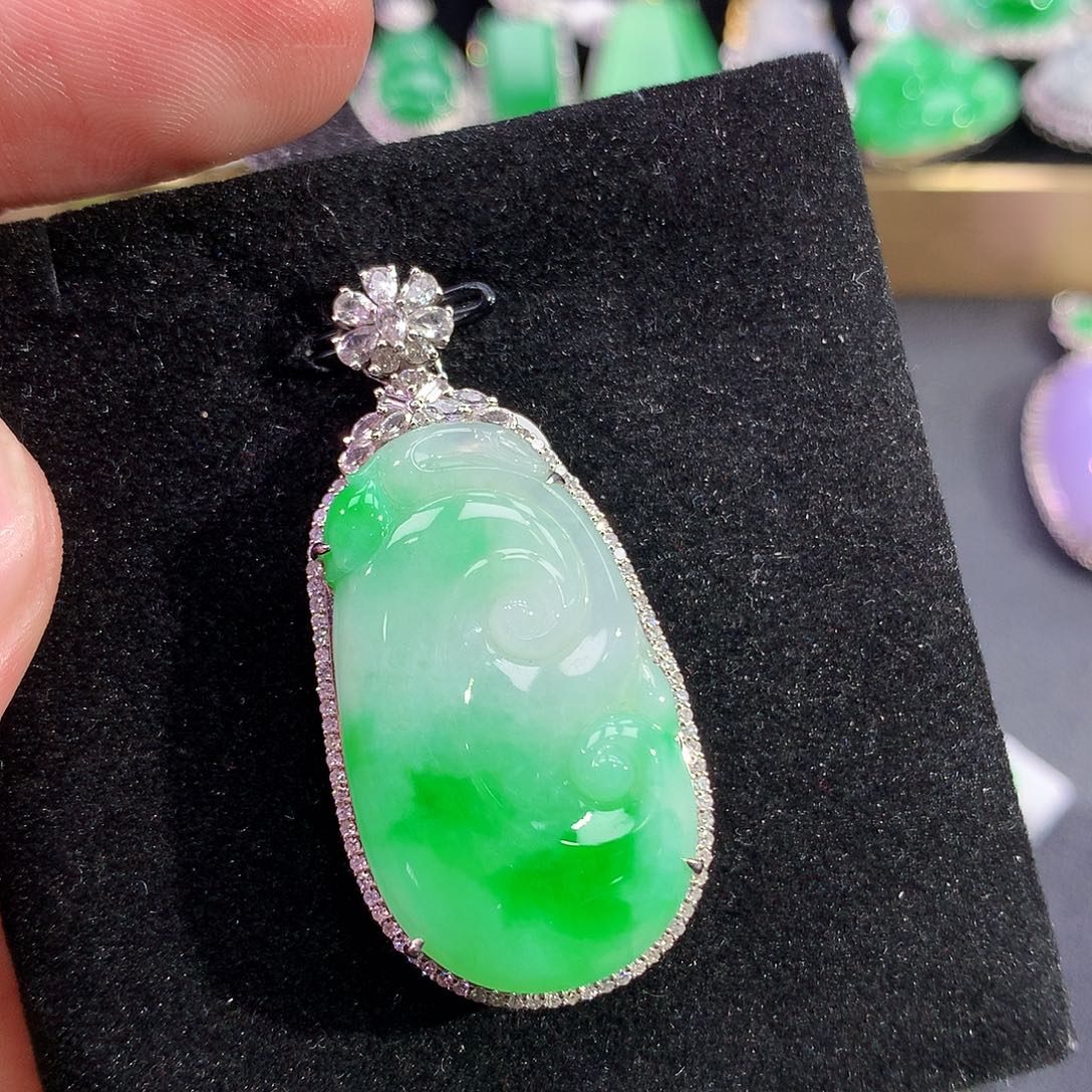 翡翠18K金镶嵌颈饰