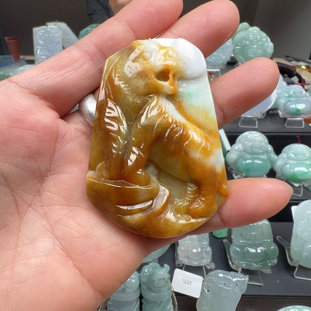 翡翠未镶嵌颈饰黄翡上山虎